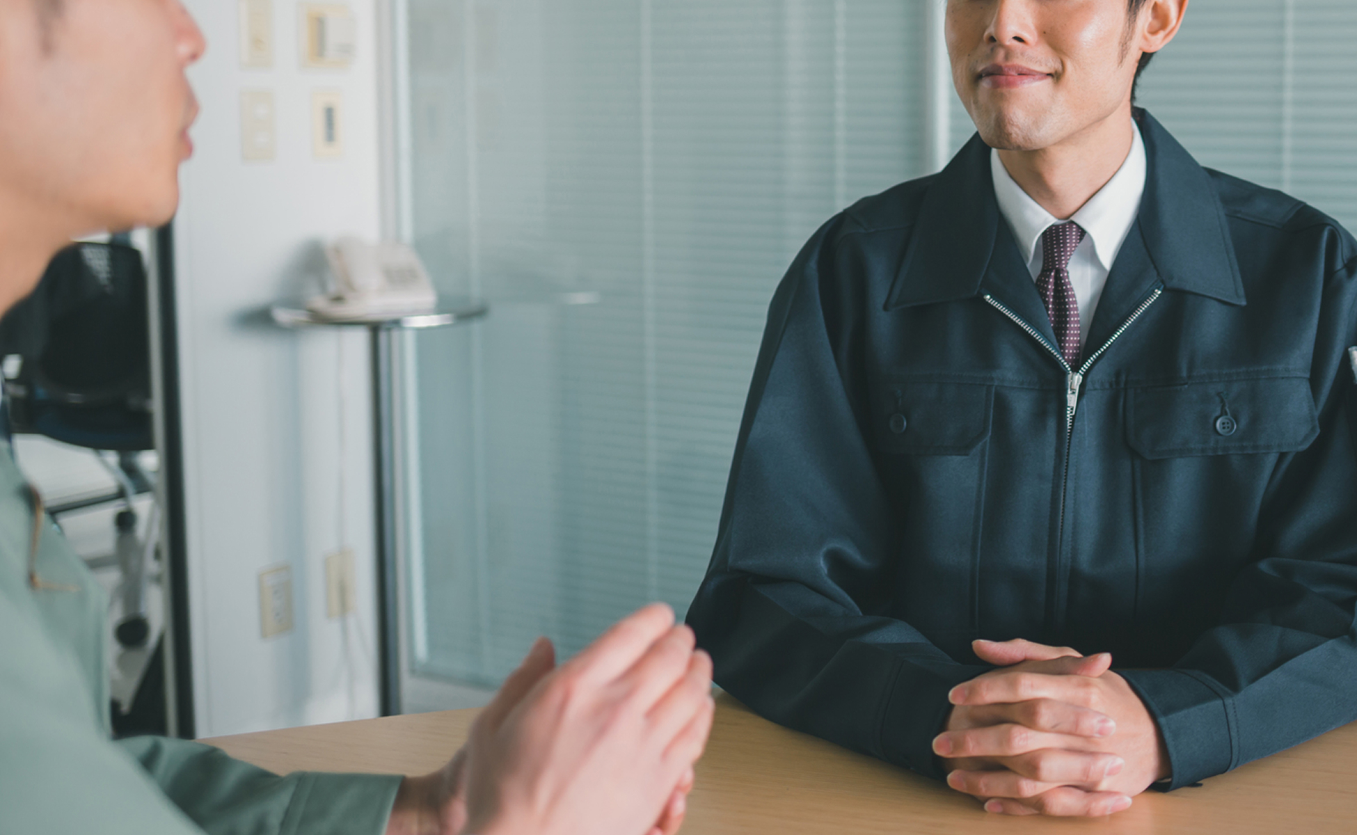 話をしている人の写真