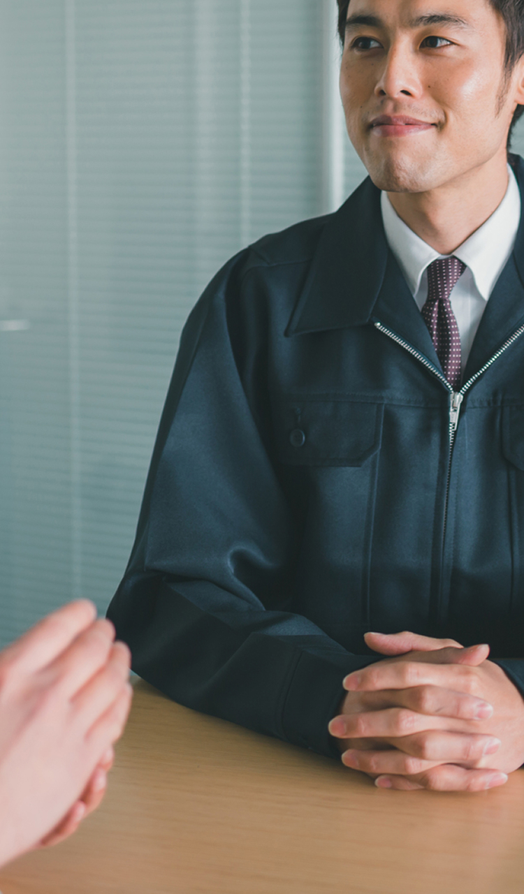 話をしている人の写真