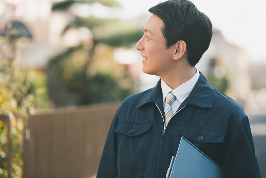 外で仕事している人の写真